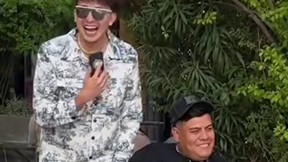 高能反转！小哥为钱当女友面亲吻“美女”，没想到对方竟是... #街头挑战 #情侣忠诚测试 #搞笑