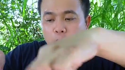 鲜辣剁椒️凉拌小墨鱼须串串 #创作人计划 #泰国大叔#泰国美食#内容启发搜索 #种草激励计划