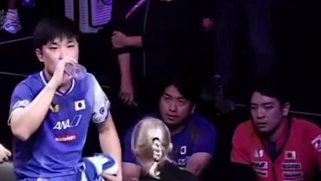 大冷门！张本智和4-2王楚钦夺冠！
疯狂脱衣庆祝
医疗暂停惹争议
 #张本智和    #王楚钦