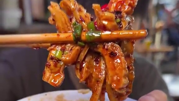 挖出被时间沉淀的乡镇肥肠血旺！土灶重料加上热辣红油，香糯拌肥肠配上嫩滑麻辣血旺，这一口真的太值了。#