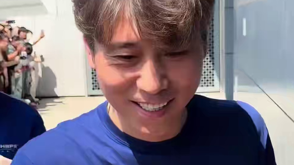 为何李乃文从不公开秀恩爱？一段视频意外曝光，原来低调陪伴才是他的幸福真谛 #李乃文 #李乃文老婆 #