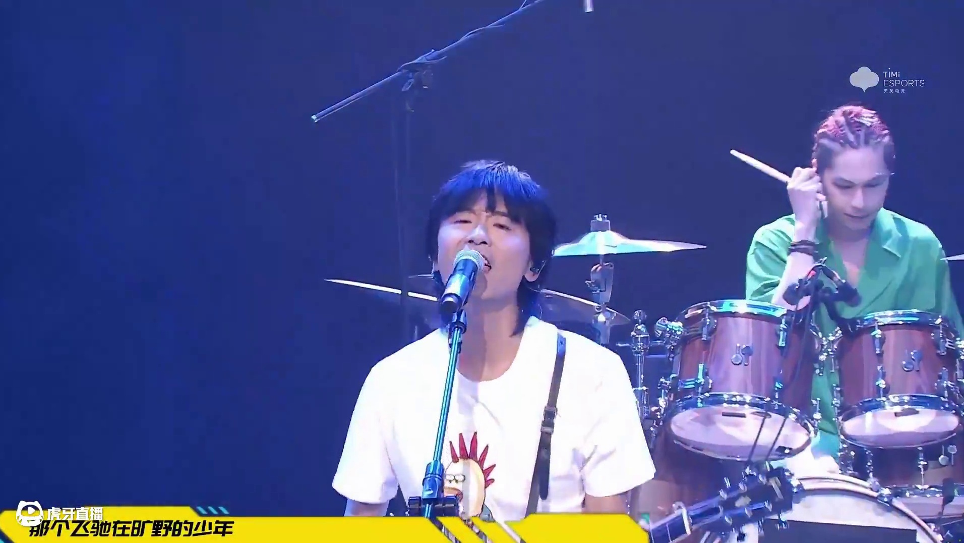 新裤子燃情开场！2025车神邀请赛总决赛现场演唱回顾 新裤子乐队惊喜登场，现场演唱《银河漂移》，用摇