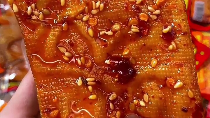 湖南平江做的豆干组合真的很绝。一包分量很足，卤的特别入味，QQ弹弹的有嚼劲#零食推荐 #追剧小零食 