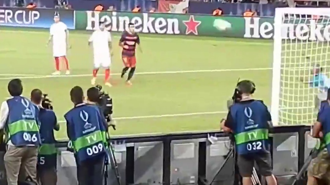 “在欧洲超级杯单场上演任意球梅开二度的男人”