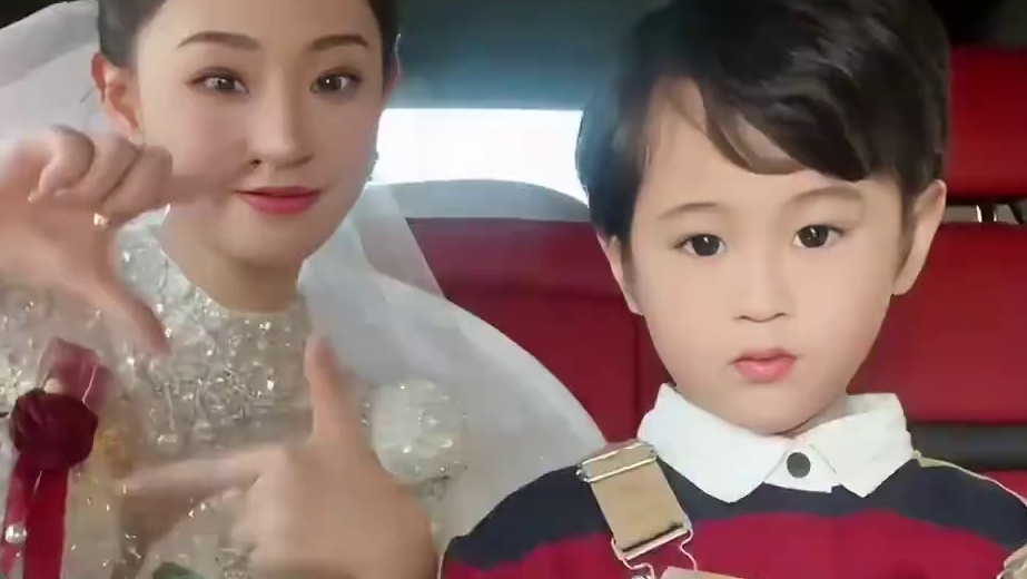 单膝下跪的马立奥宝宝完全是天使