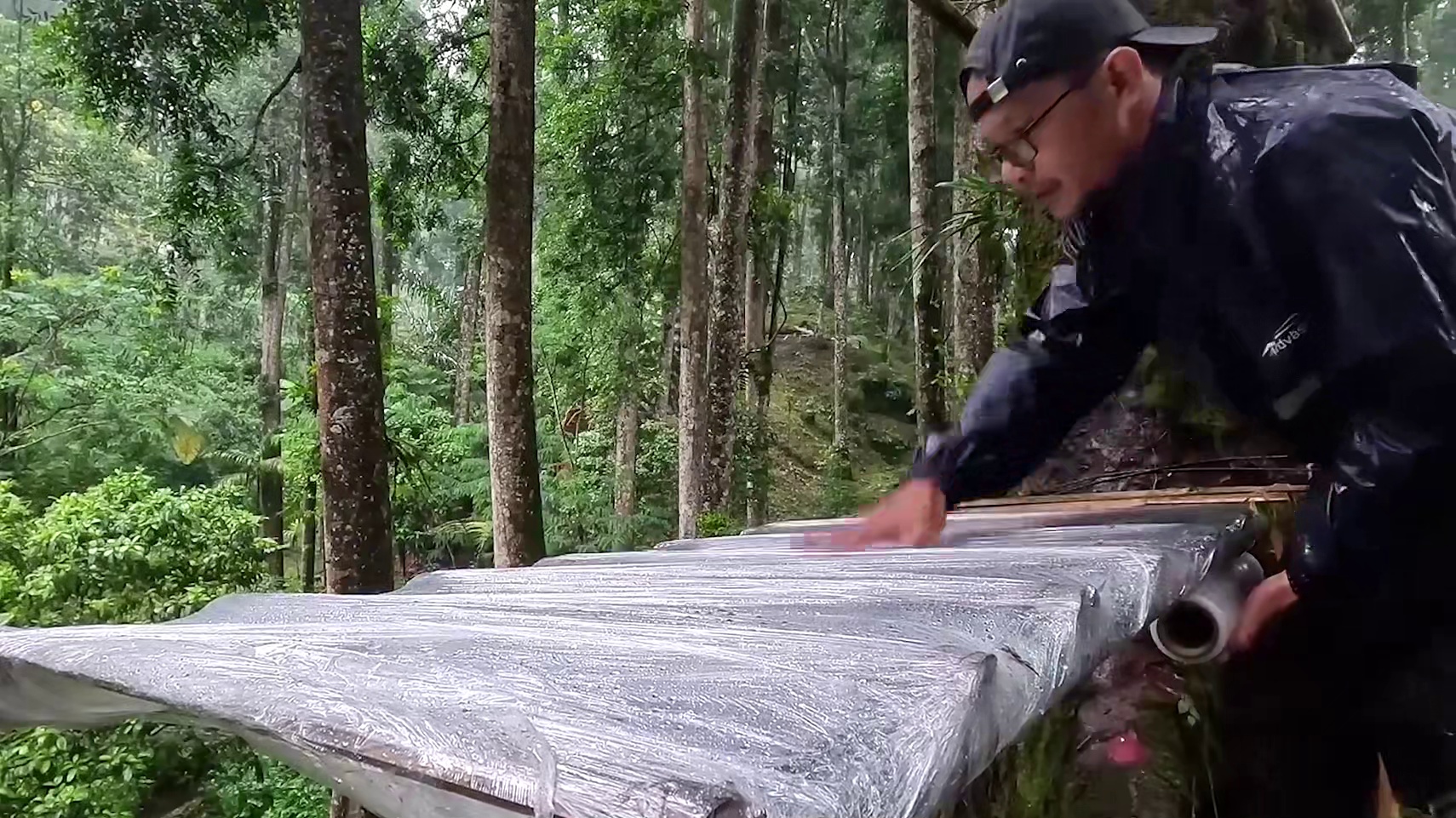 暴雨露营天花板 #荒野建造 #野外建造 #助眠解压