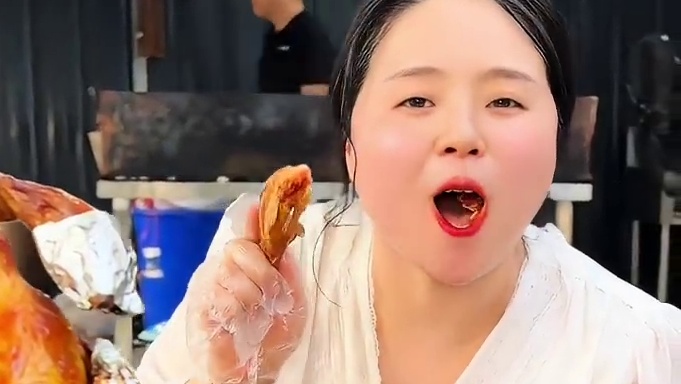 这个柴火烤鸡太巴适了，88一只活鸡毛重5斤半左右+鸡汤+蒜泥黄瓜还有蘸碟！#美食 #美食推荐 #美食