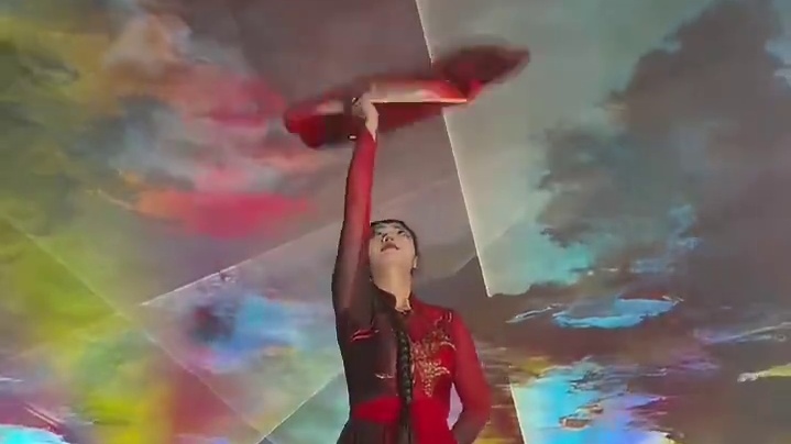 当泸州的酒香漫进千年森林，9D 光影便成了自然的酿酒师 —— 月光在树梢酿出银河，流萤在草甸发酵成星