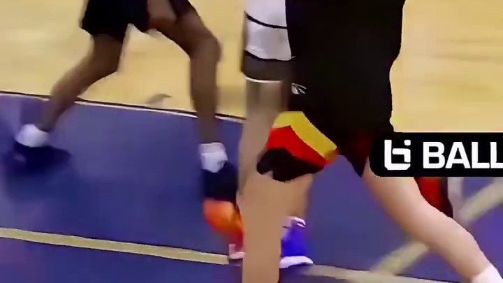 究竟是什么扣篮能让詹姆斯鞋子都看掉了？