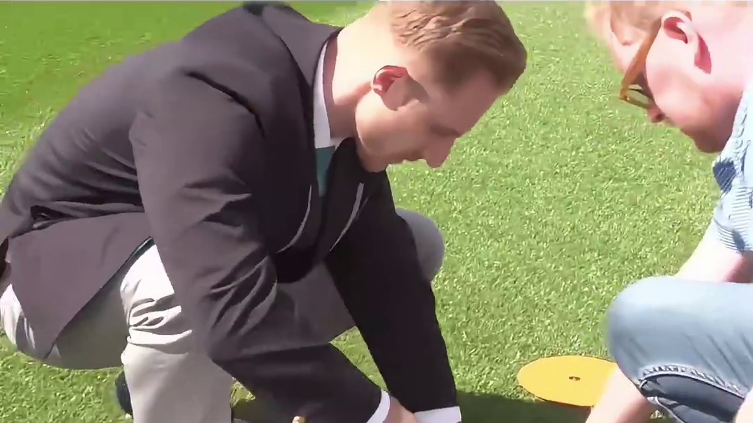 足球赛场守门员那些名场面操作！真的太不可思议了