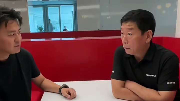 魏总魏总，快给大伙儿多透露点咱国产超跑的细节~#魏牌