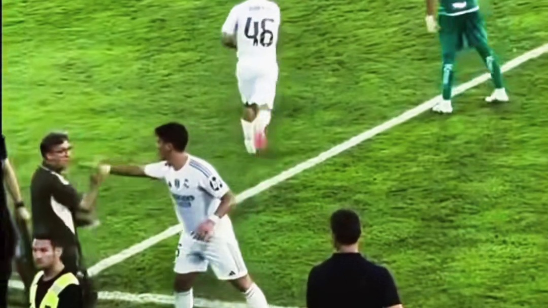 皇马主帅阿隆索十分看好居莱尔，替换下场时阿隆索主动和他击掌