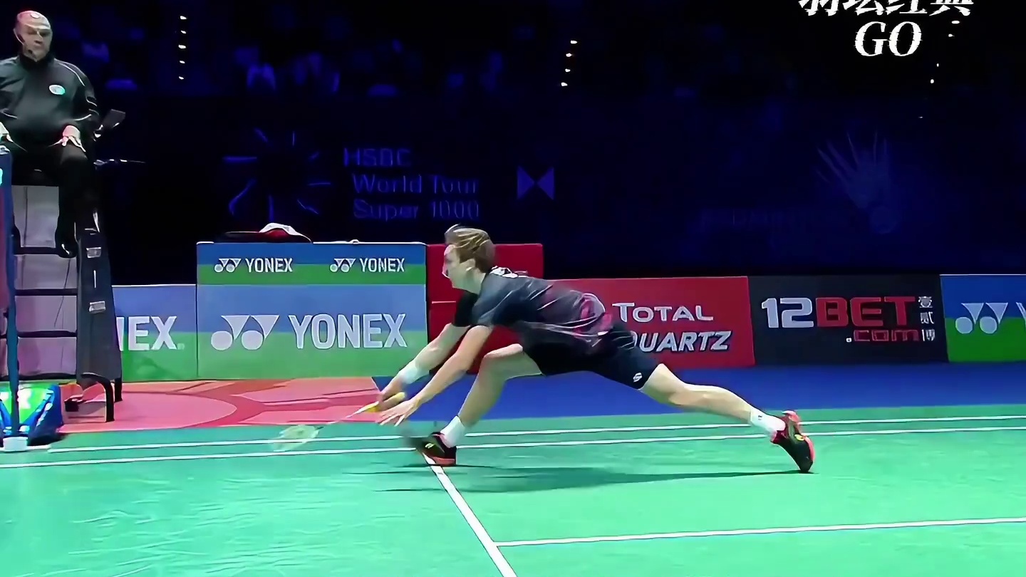 巨龙并未阻挡犯规，为何还是判了石头得分? #羽毛球 #石宇奇