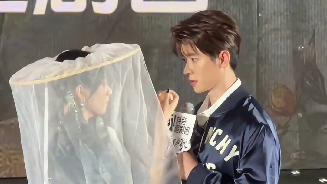 周也丞磊撩纱对视这一幕~