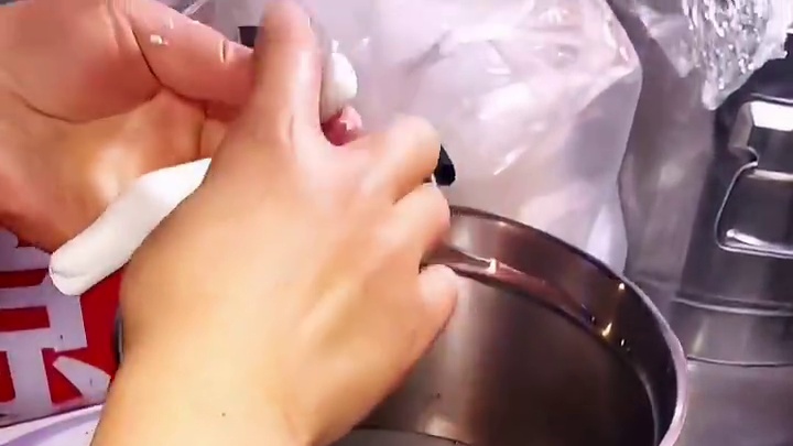 深夜偶遇冰汤圆路边摊纯手工制作，QQ弹弹糯叽叽，冰凉解暑太舒服啦