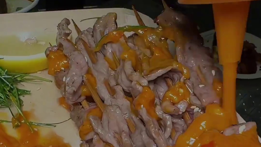 藏在老社区的炭火烧烤，炭烤鳝鱼太绝了