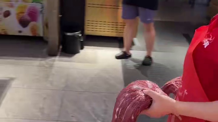 在长沙的这顿纯手工现切牛肉自助火锅，狠狠点赞，新鲜！种类多！够辣！我爱！
#长沙 #鲜切牛肉 #火锅