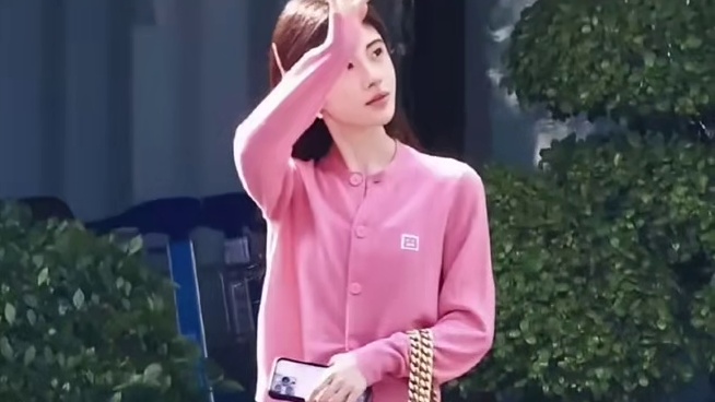 鞠婧祎终于正常了，路透照没有了网红妆容