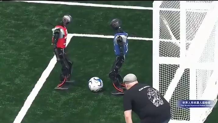 机器人运动会开赛，足球赛场上演名场面，央视解说太搞笑了！#机器人运动会  #机器人  #央视  #足
