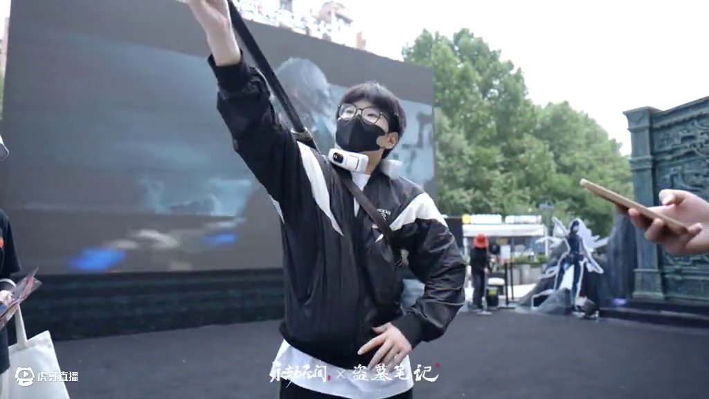 小哥，别着急让我怀揣一会.... 怀揣着...怀揣着....你还没怀揣出来？没事小哥这次怀揣出来了，