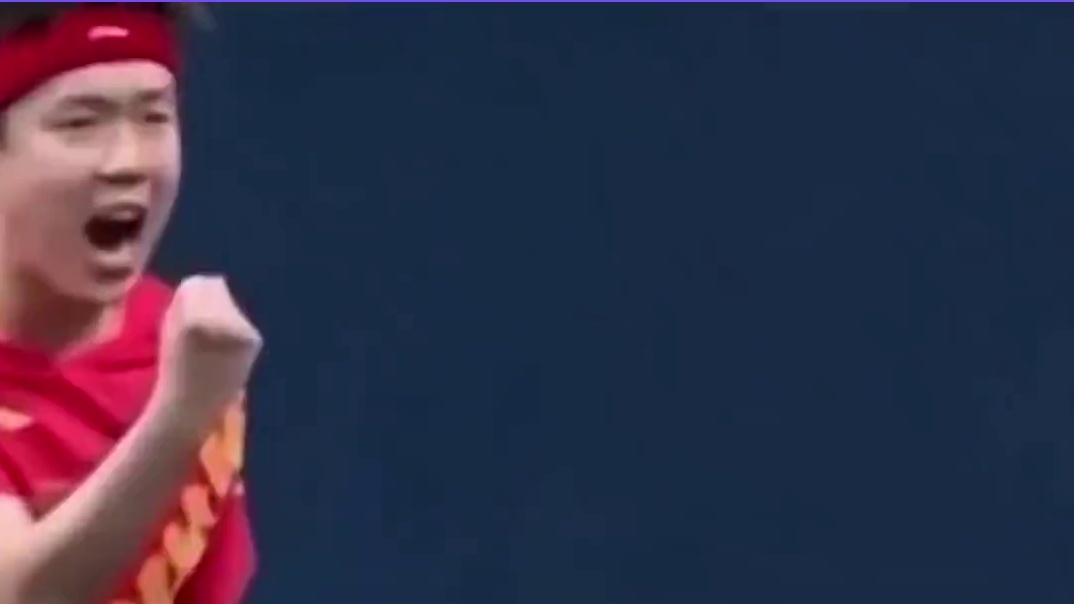 难怪大头莎莎配合默契，因为他们背对背甩脸