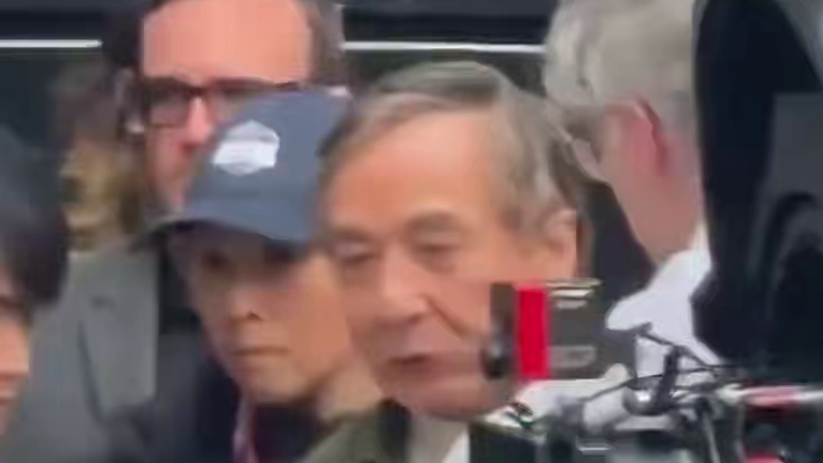 多年后再看路人镜头下的成龙，才懂周润发两鬓斑白的心酸，果然没人能逃出时间的荒野 #成龙 #周润发  