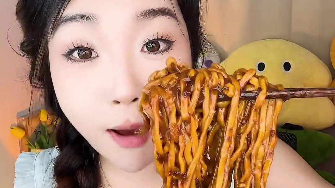 八道八道的炸酱面！他吃着不苦的！酱香的那种！而且酱包可大了，里头还有土豆肉末！可香！#灵魂宵夜 #八