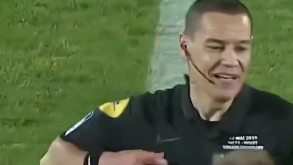 用最后一张红牌“罚下”了自己