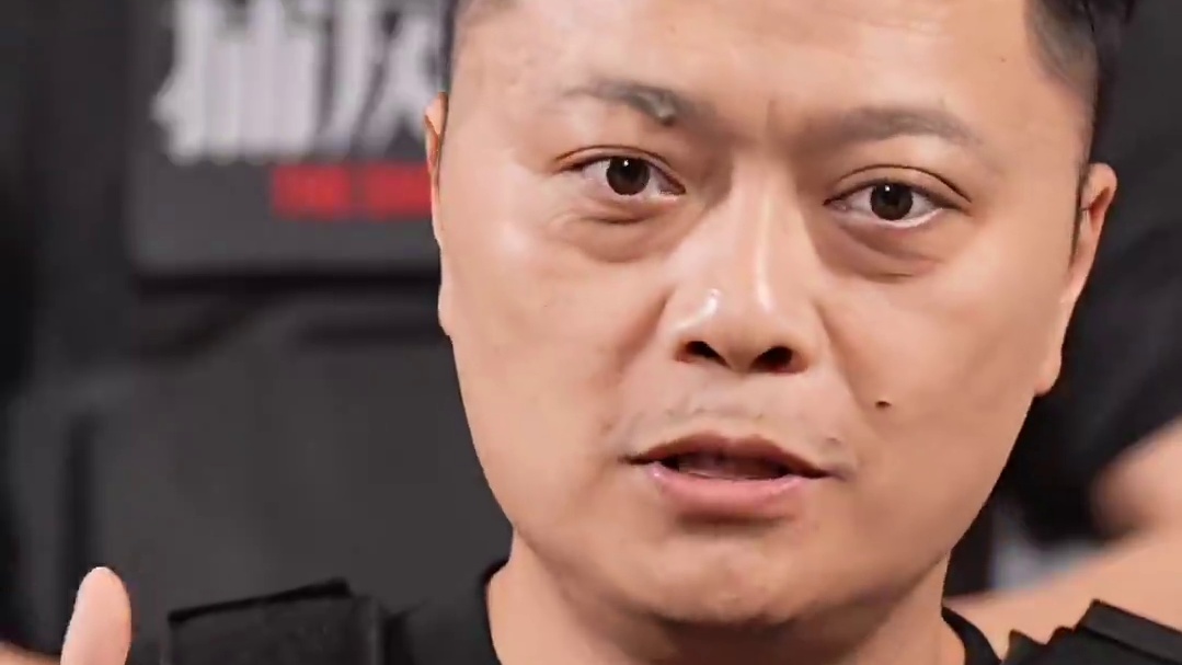 #梁家辉心疼张子枫手上的疤  #蓝羽会客厅  采访现场#梁家辉   看到#张子枫 手上的疤痕很心疼，