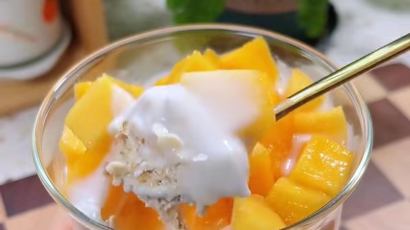 吃一周都不腻的芒果酸奶燕麦杯，不用开火就能做，吃起来低卡无负担，真的就是神仙甜品#自制甜品 #早餐吃