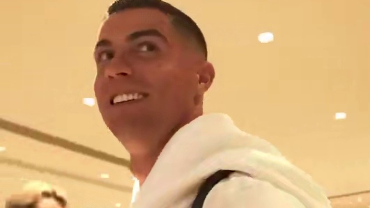 沙超杯在即！C罗问好球迷，镜头前秀中文“你好” #dou来足球季 #C罗 #利雅得胜利 #沙超杯 #