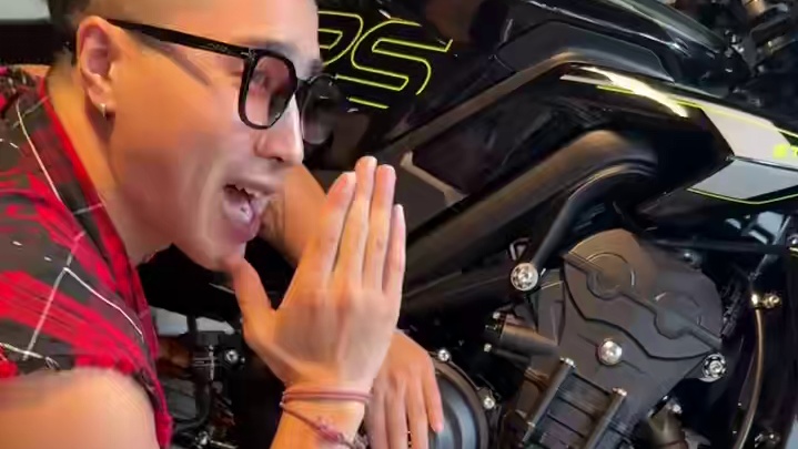 上次我骑着他击败了马奎斯......在梦里 #机车 #每个男人都有一个机车梦 #凯旋765rs