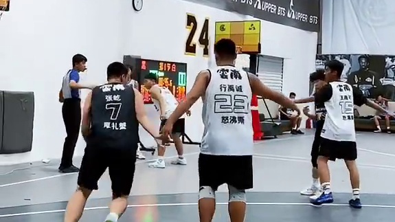 来自初中组“怒沸撕”超燃绝杀！这就是青春啊！#篮球在云南 #云南bts #top5 #篮球赛