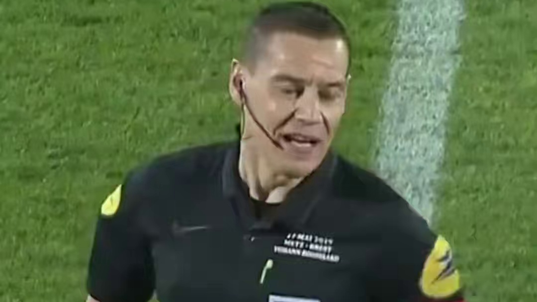 用最后一张红牌“罚下”了自己