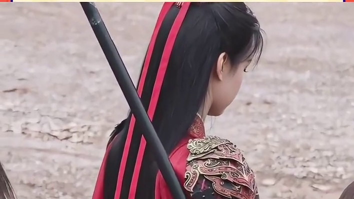 陈都灵红衣铠甲路透