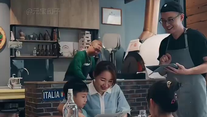 老板：他们怎么进来就不说话