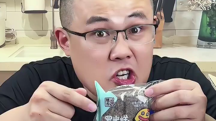 今年我都23岁了，第一次吃用糯米做的鸡蛋糕！ #测评