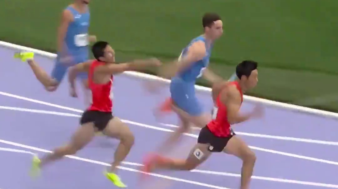 日本第四棒先接棒却被英国神速反超！超越瞬间太燃了 最终仅第五 #接力赛 #田径高能瞬间 #速度与激情