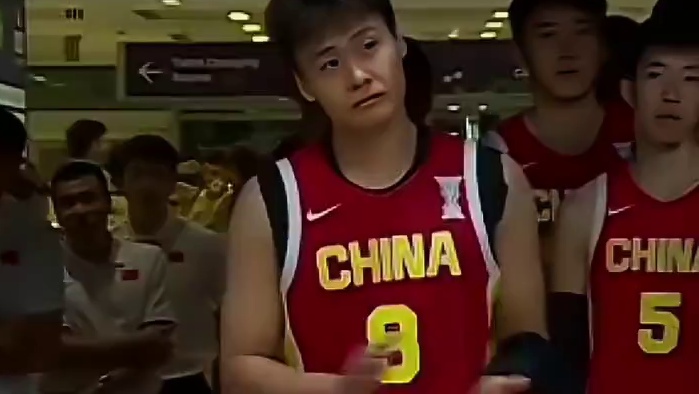 中国男篮夺得亚洲杯亚军，颁奖典礼上大家笑容满面，好样的中国队