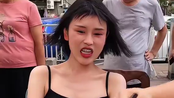 东北妹子挑战2斤米线，对味道赞不绝口，还要加一碗酸辣粉！#小面调料 #泡椒米线 #美食 #重庆美食