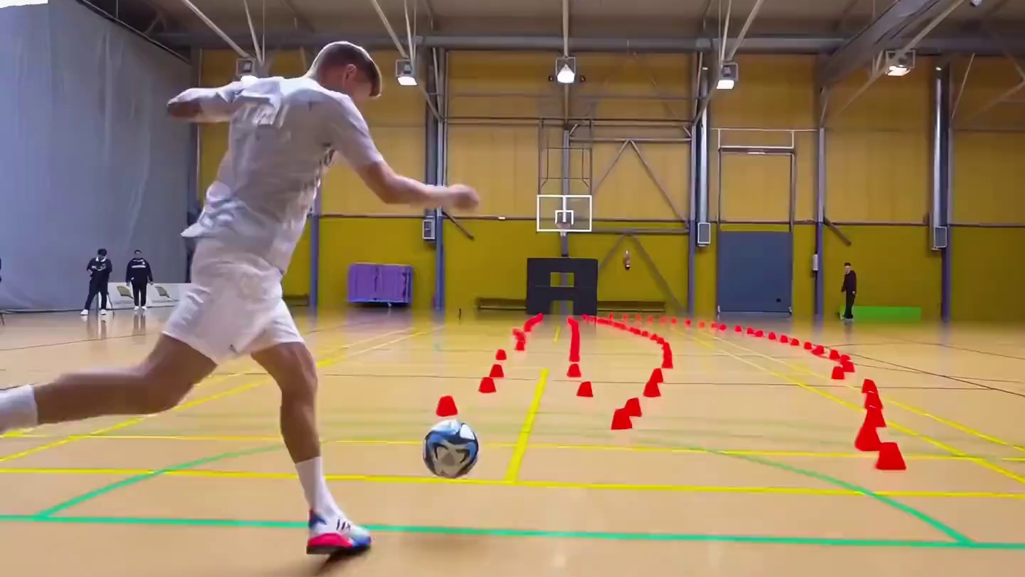 长传最准的男人？带你了解托尼克罗斯的生涯、中场大师 #足球 #托尼克罗斯 #唯有足球不可