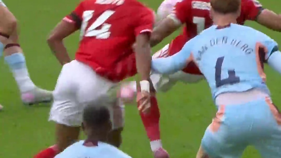 差一点世界波，吉布斯-怀特倒钩稍稍打高。看英超联赛，上咪咕视频 #诺丁汉森林 #吉布斯怀特