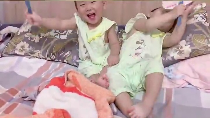 双胞胎萌宝#可爱萌娃 太热了都会自己扇扇子了#双胞胎宝宝成长记