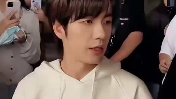 #这样出场才够装  别人拖箱他们骑箱！付辛博张颜齐郭俊辰机场用行李箱玩出新花样#付辛博  #张颜齐 