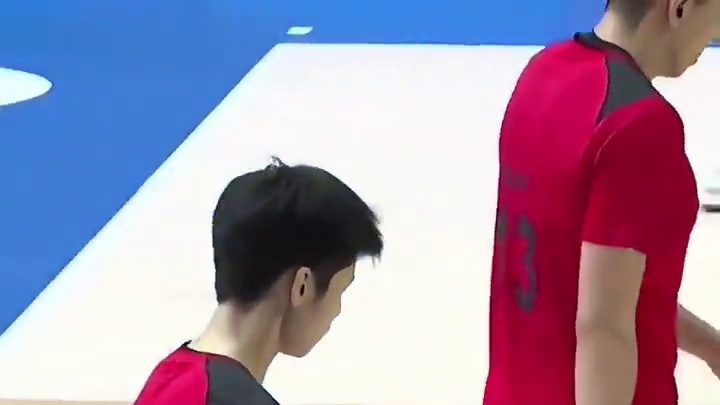 #余翔 不知道在哥哥们的赛场上体验如何，好玩儿吗哈哈#排球 #主攻