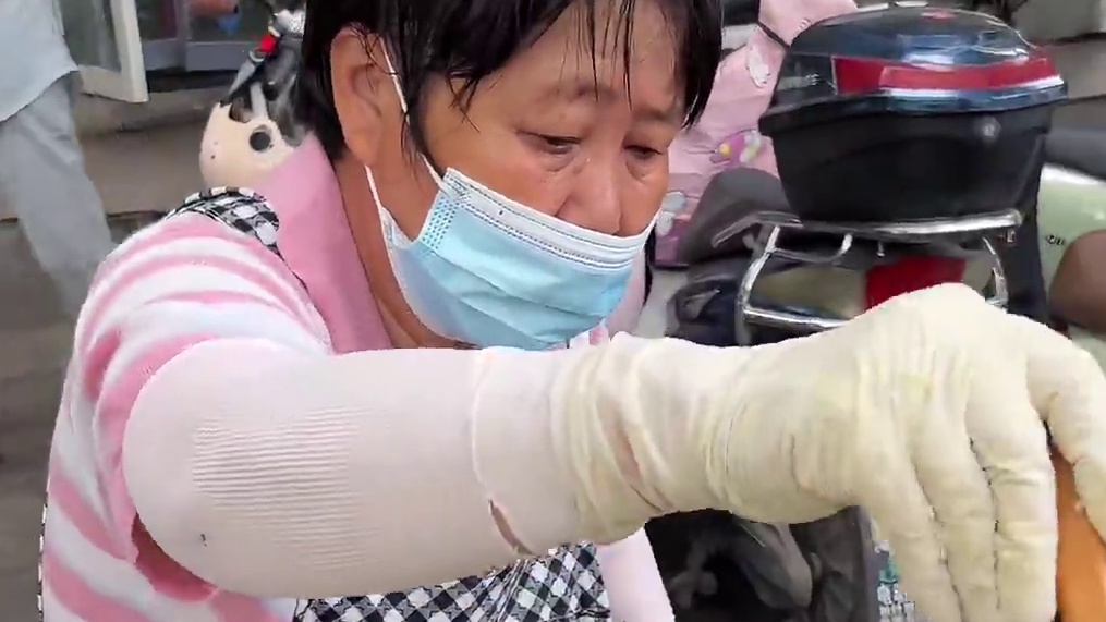 街边偶遇冷饭麦饼小摊，加了12种料，多到包不下来！