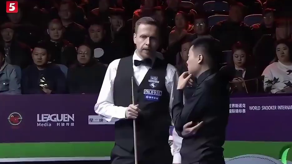 丁俊晖犯迷糊名场面，记错比分弃杆认输，裁判：先别跑(1)