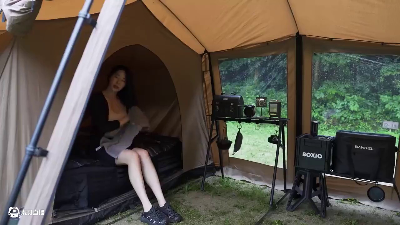 【无限露营】小姐姐暴雨露营 #露营#沉浸式体验
