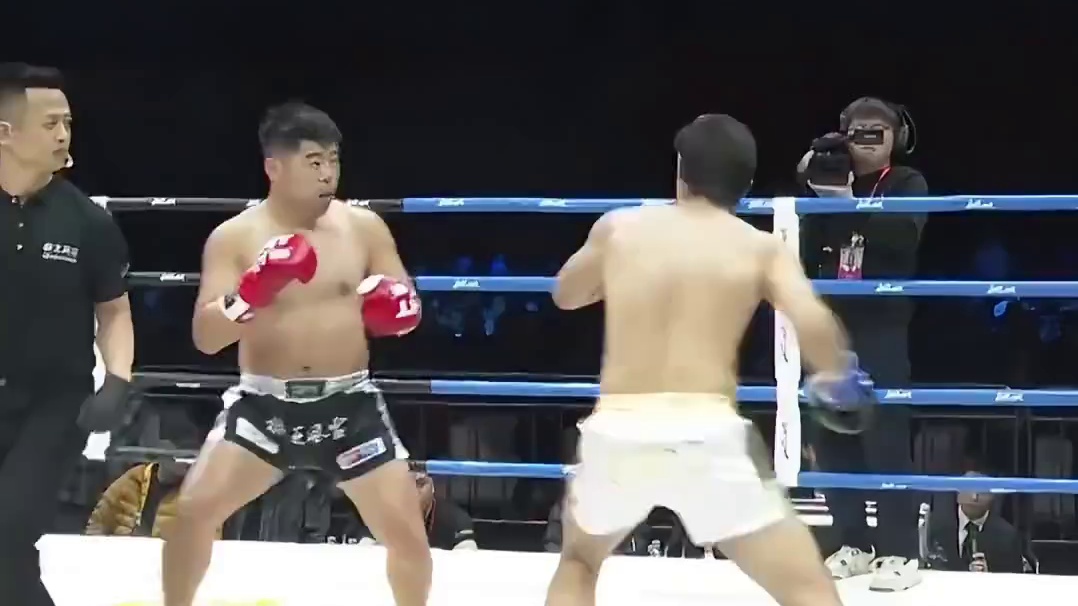 重腿三连击！对手瞬间懵懂，这力道太扎实！#椒王风云 #自由搏击 #格斗