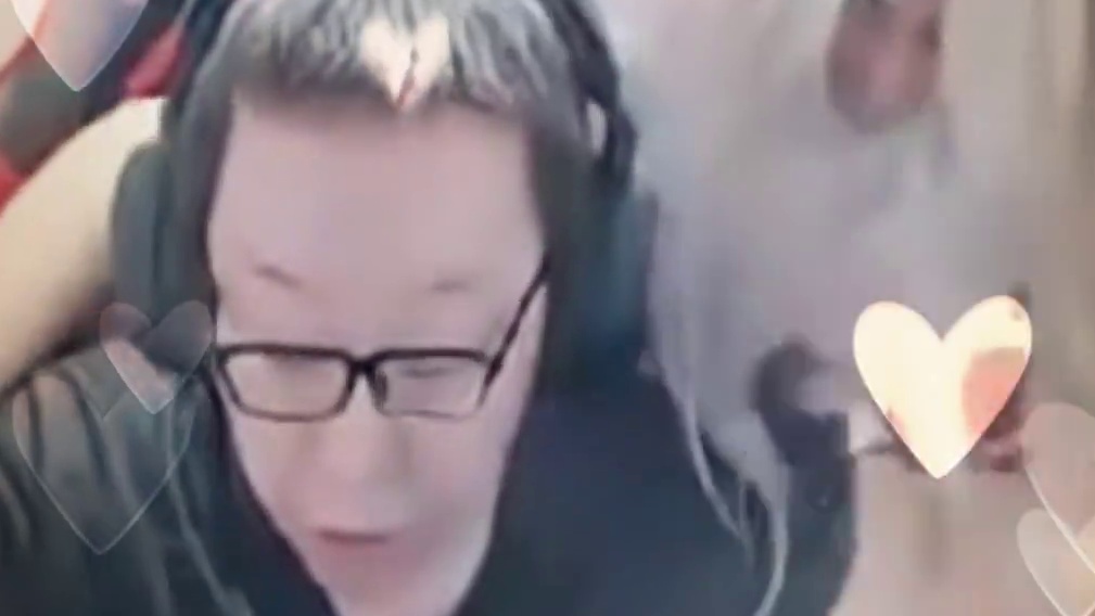 不愧是成都！ 小林威长发飘飘来到绝迹身边，美黎黑丝套头~~#